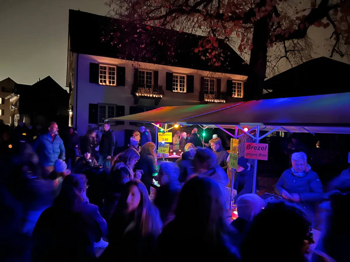 Die Stände vor dem Schloss Greifensee.